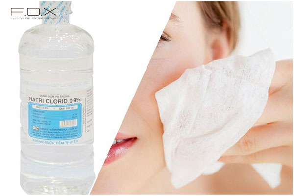 Dùng nước muối sinh lý và sữa rửa mặt dịu nhẹ để làm sạch da