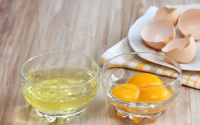 Dùng lòng trắng trứng gà kết hợp với baking soda để trị mụn trứng cá
